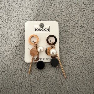 Gold and Black Dangle Earrings with Pearl Accent